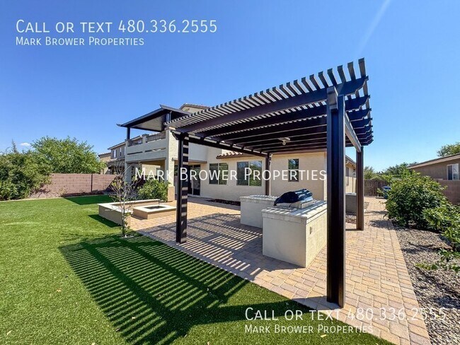 Building Photo - 1042 W Oleander Ave