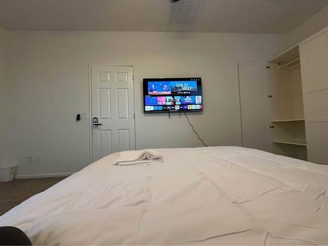 Building Photo - Layton lake private room