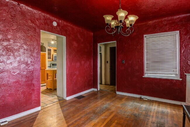 Building Photo - Charming Tuscany Villa block away from TTU