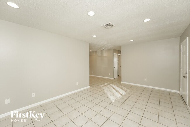Building Photo - 734 SW Avens St
