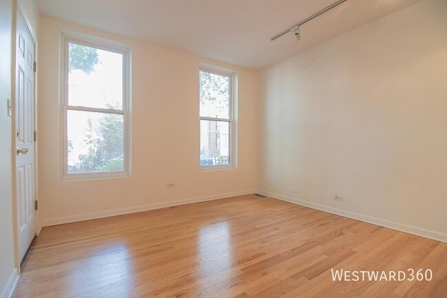 Building Photo - 954 N Honore St