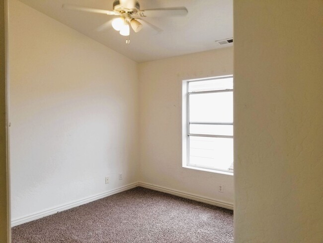 Building Photo - Westside 4 Bed, 2.75 Bath Townhouse w/Gara...