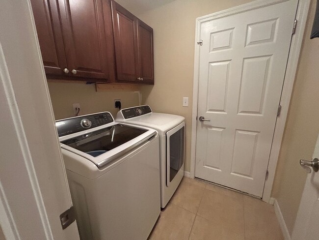 Building Photo - 2475 Ashbury Cir