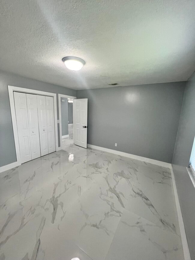 Building Photo - 2301 SE Lennard Rd