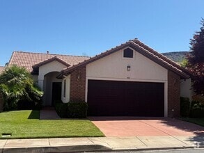 Building Photo - Single-Level Home with Community Pool, Gym...