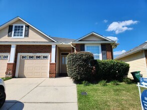 Building Photo - Beautiful 3 bedroom town home with wood fl...