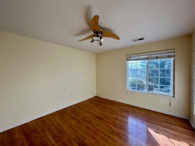 Building Photo - Great 2 Bedroom 2 Bathroom condo on the ea...