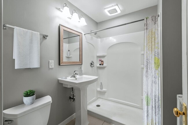 Building Photo - Murray Lower Flat