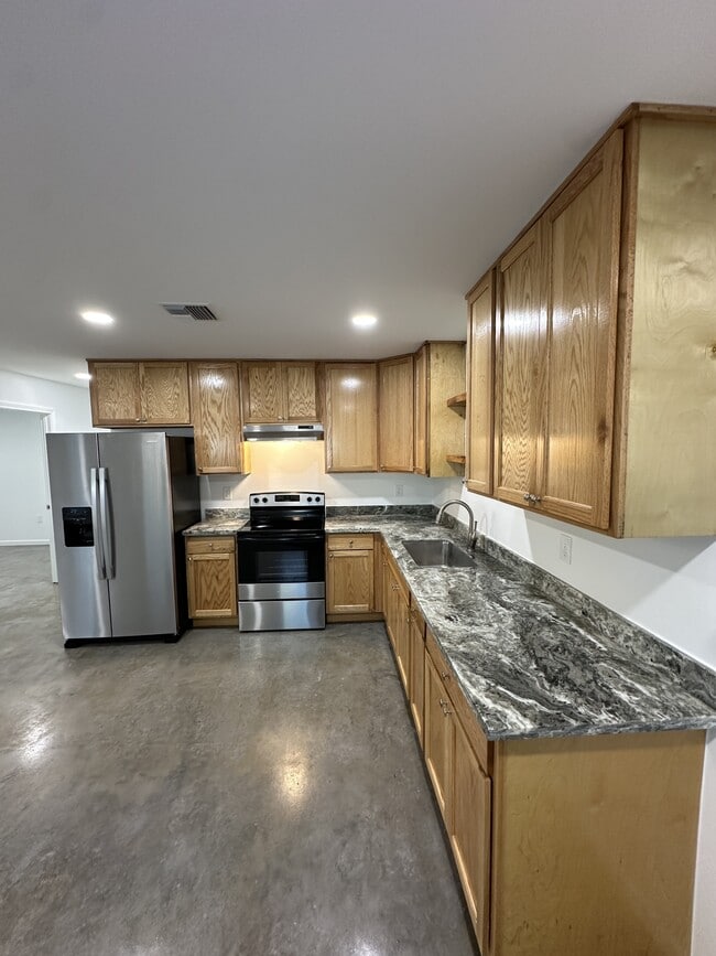 Building Photo - 126 S Refinery St