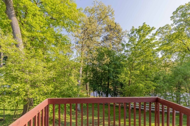 Building Photo - Beautifully Renovated 2 Bed, 2 Bath Coloni...