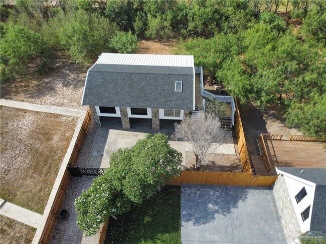Building Photo - 12303 Lakeview Dr
