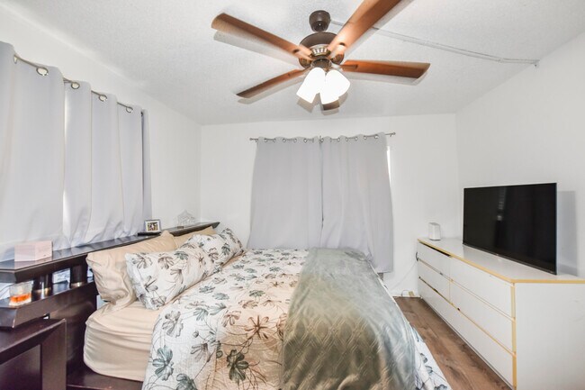 Building Photo - 9851 Sandalfoot Blvd