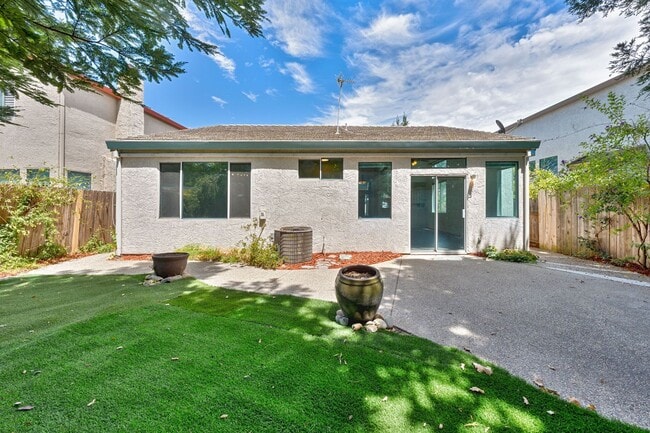 Building Photo - Charming 3-Bed Home in Prime Folsom Locati...