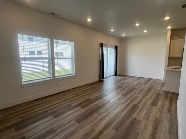 Building Photo - LOVELY TOWNHOME IN SALEM