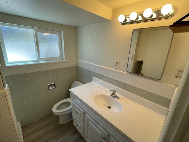 Building Photo - Beautiful 4-Bedroom Home in Desirable Holladay Neighborhood