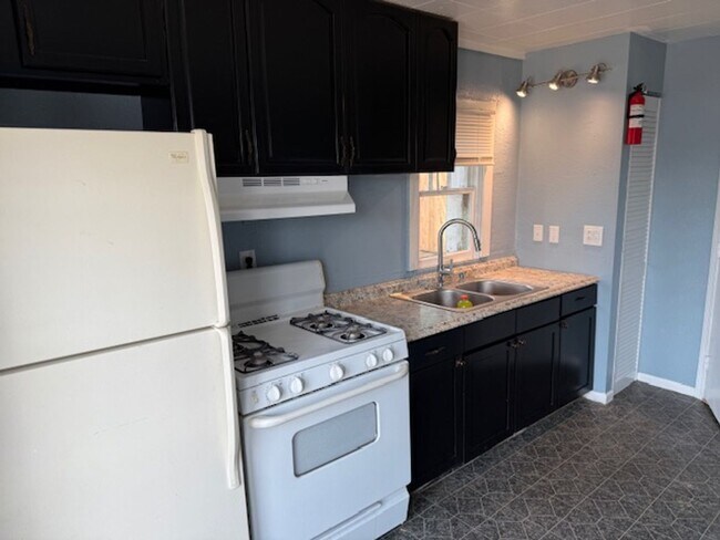 Building Photo - ONE BEDROOM HALF DUPLEX
