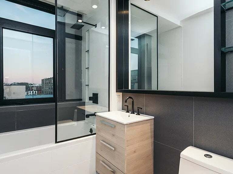 Building Photo - 44 Kent St