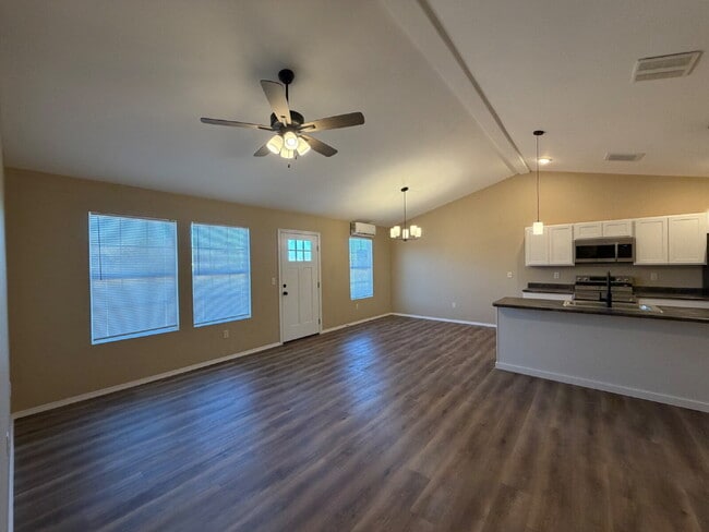 Building Photo - 4BR Duplex - Modern Energy Efficiency!!!