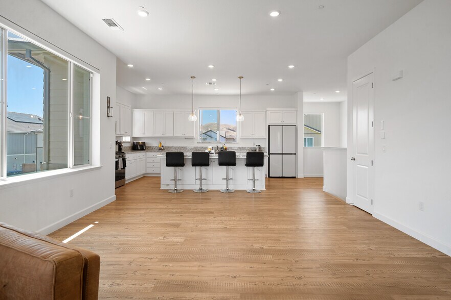 Building Photo - 2430 Shore Vis
