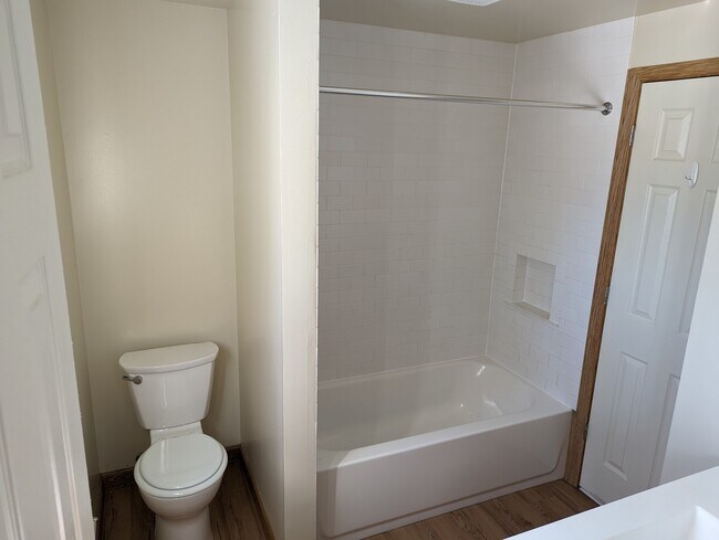 Building Photo - 5 Lordan Dr