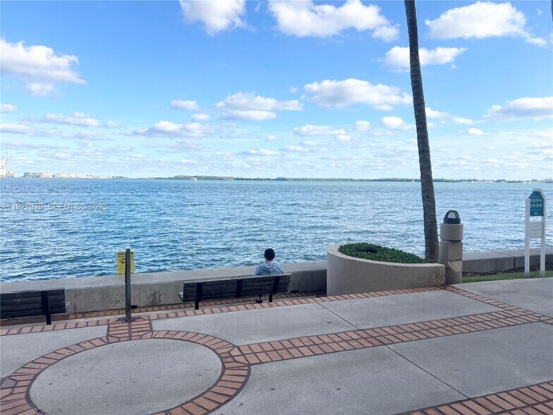 Building Photo - 540 Brickell Key Dr