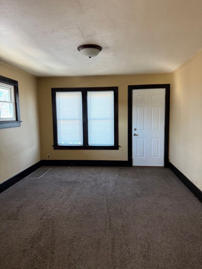 Building Photo - 1231 W College Ave