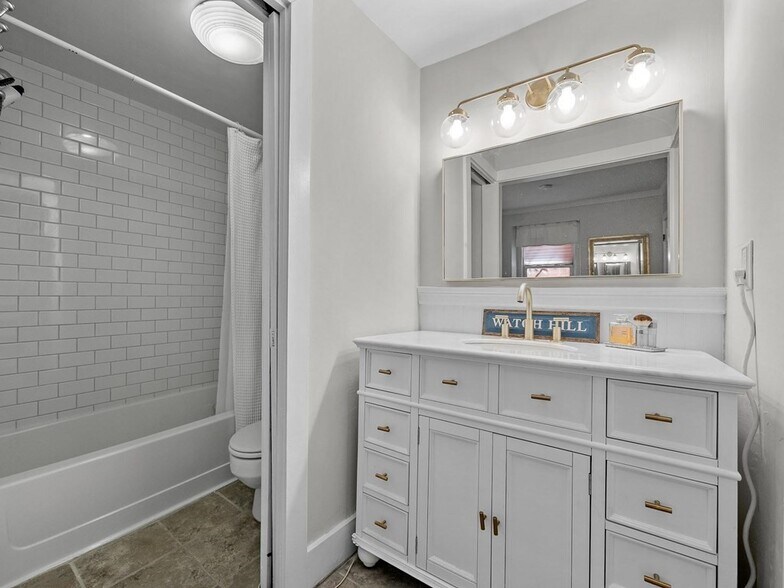 Building Photo - 19 Charter St