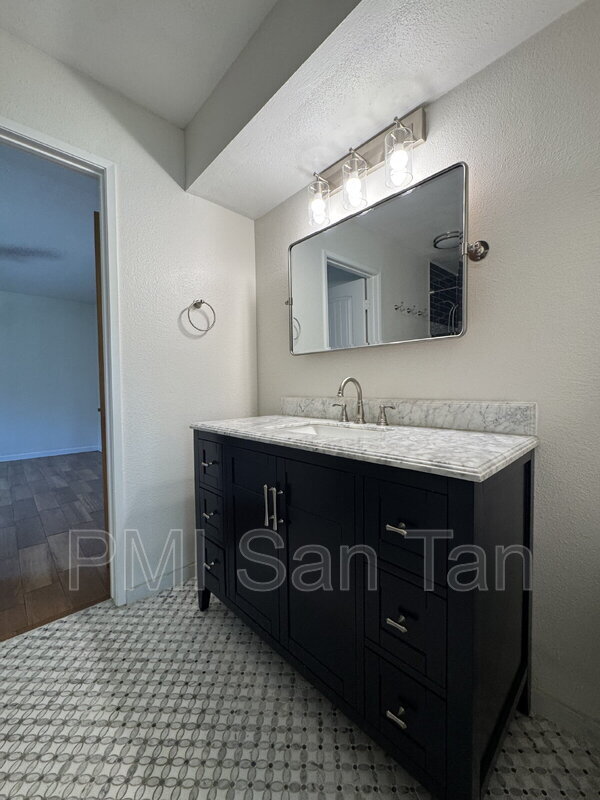 Building Photo - 5525 E Thomas Rd