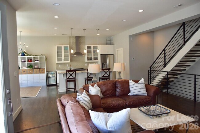 Building Photo - 916 Westbrook Dr