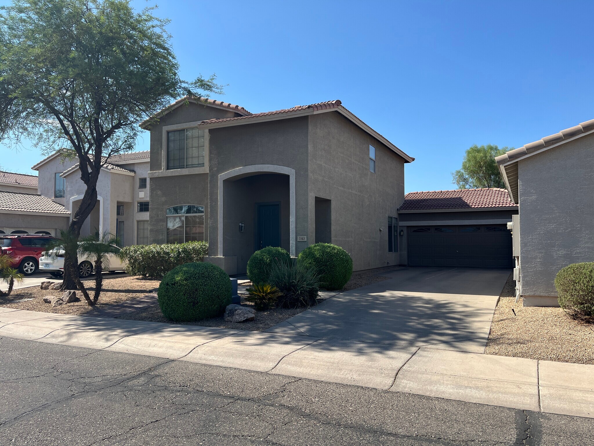Long Driveway - 140 W Beechnut Pl