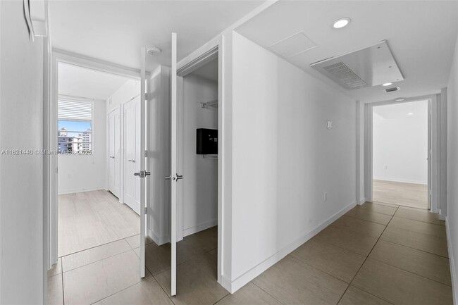 Building Photo - 910 West Ave