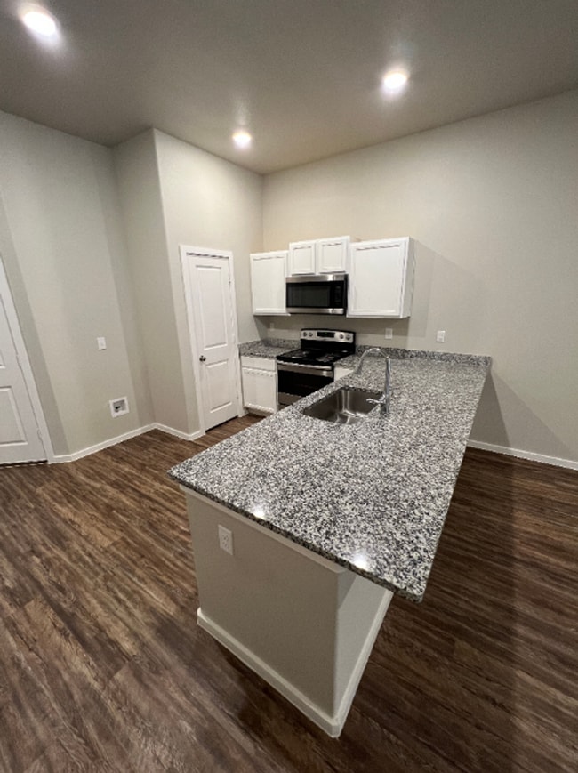 Building Photo - AVAILABLE NOW! 3/2/1 off west 19th!