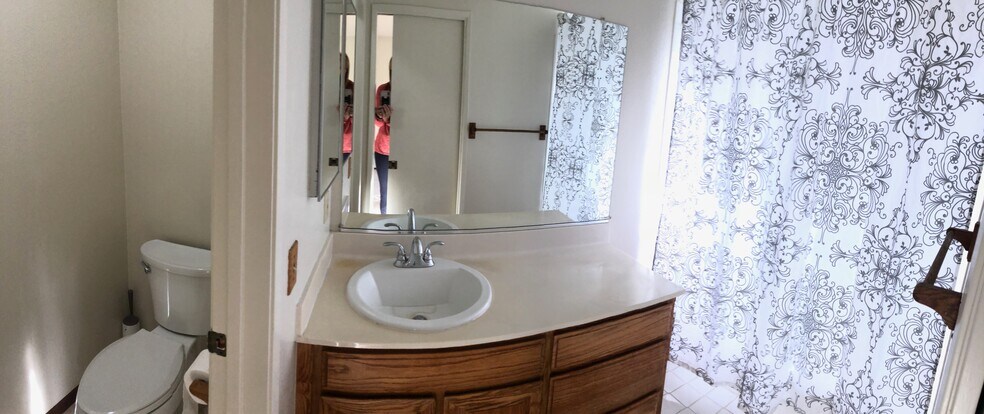 Primary Bath - 1907 Magdalena Cir