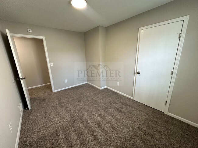Building Photo - 3562 NE Independence Ave