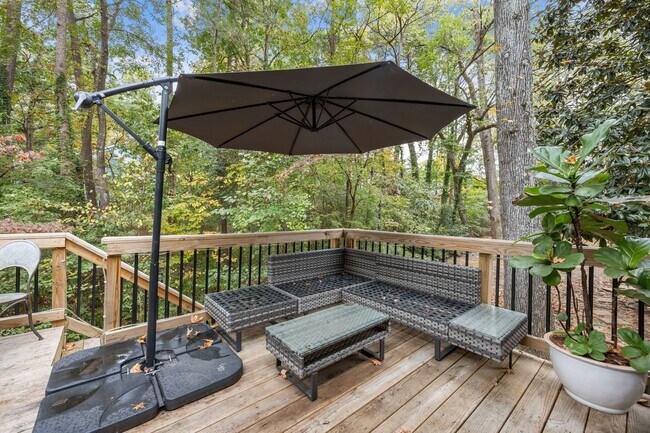 Building Photo - Adorable End-Unit Townhome in Desirable No...