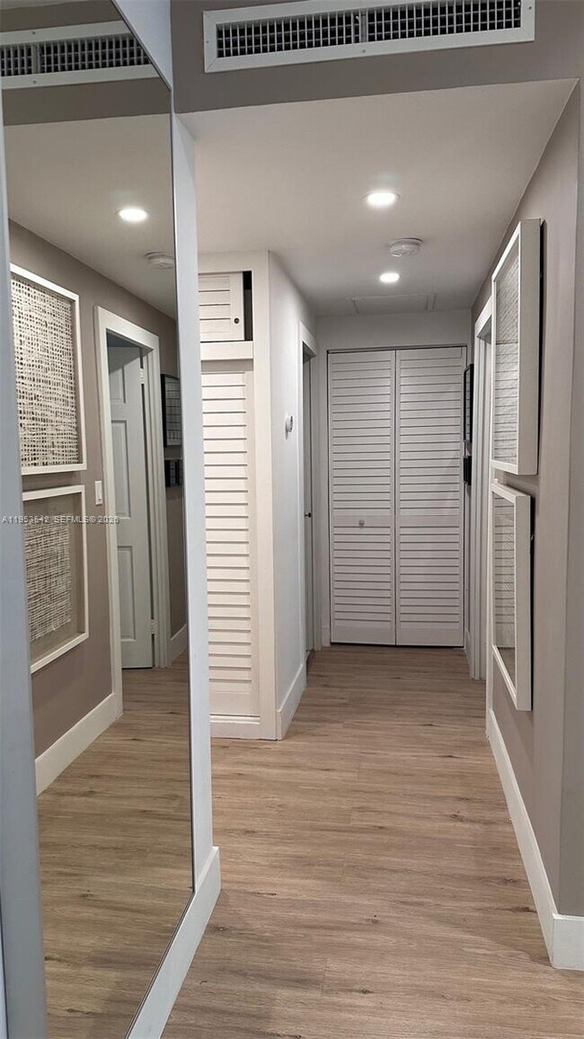 Building Photo - 1408 Brickell Bay Dr