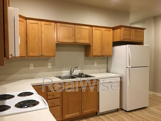 Building Photo - 502 SW Evergreen Ave