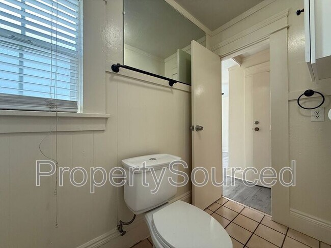 Building Photo - 949 Windeler Ave
