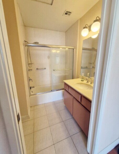 Building Photo - 1836 E Huntington Dr