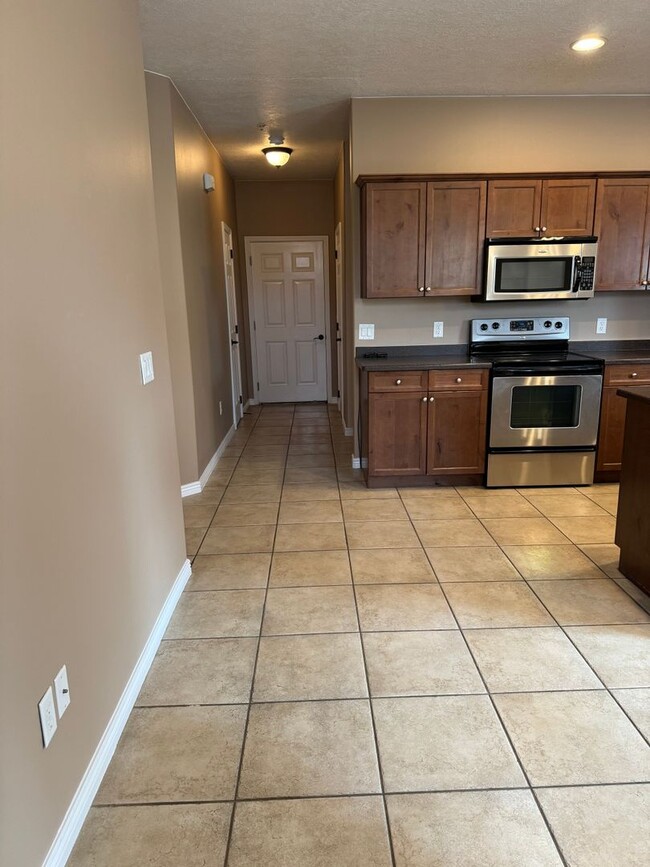 Building Photo - Condominium with Clubhouse: includes POOL and WORKOUT ROOM