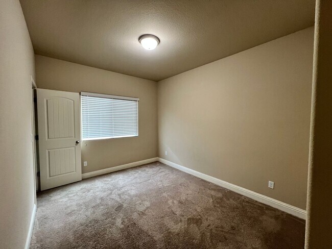 Building Photo - 3 Bedroom 2 bath Fresno home