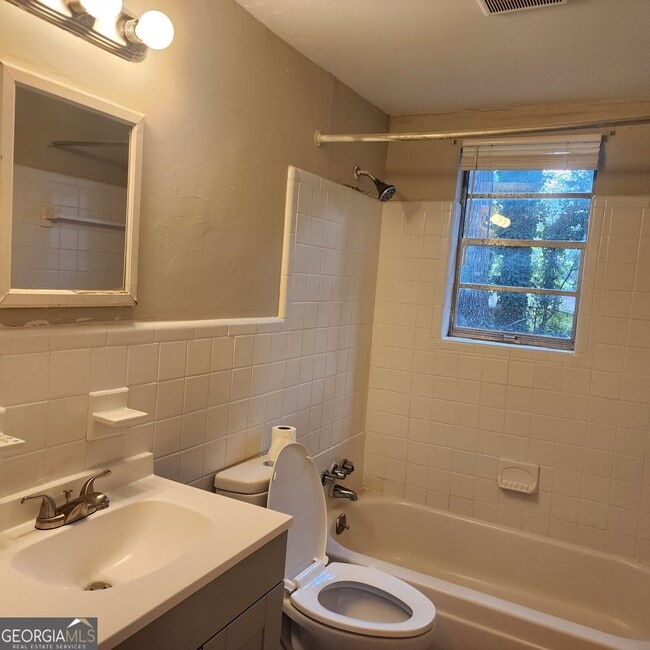 Building Photo - 6048 Carriage Ct