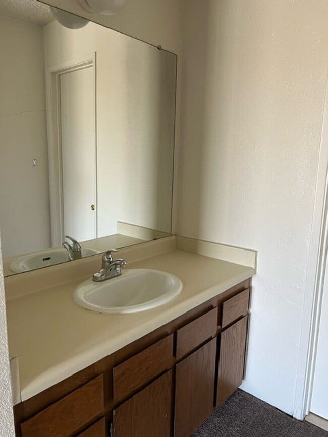 Building Photo - Charming Townhome
