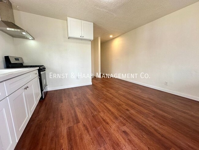 Building Photo - Fantastic 3 Bedroom Duplex Near Poly High ...