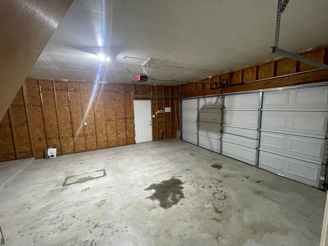 Building Photo - NEW ON MARKET