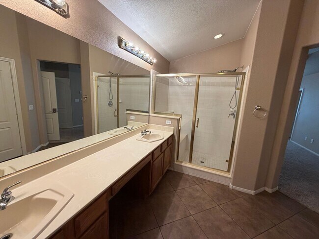 Building Photo - Spacious 4 bedroom