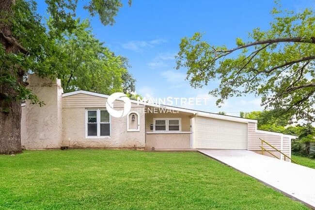 Building Photo - 2 Bedroom Pet-Friendly Home in Independence, MO with Main Street Renewal