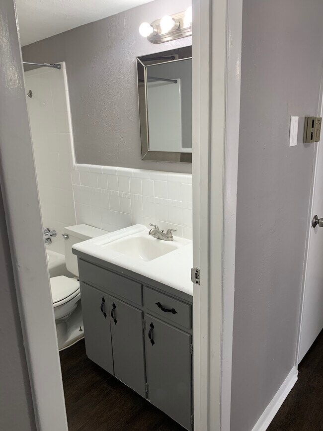 Building Photo - 411-411 Ponder Ave