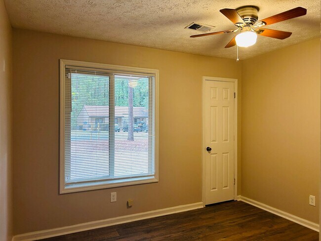 Building Photo - 140 Summerwood Dr