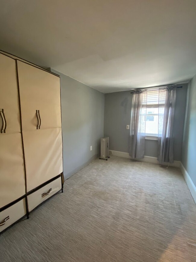 Building Photo - 3 Bedroom, 3.5 Bathroom In Downtown Perryv...